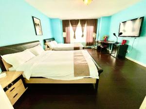 里士滿的住宿－Vancouver Bed & Breakfast，一间卧室配有一张带蓝色墙壁的大床