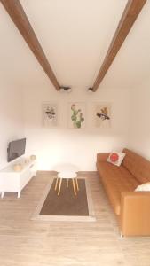 - un salon avec un canapé et une table dans l'établissement CASA DEL ARBOL DE BIBIANA 2, à Hermigua