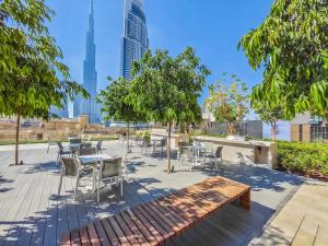 een patio met tafels en stoelen in een stad bij Primestay - 2BR Burj Royale, Downtown in Dubai