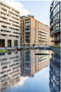 ロンドンにあるLuxury Central London Apartmentの水の隣に高層建築物がある都市