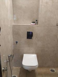 uma casa de banho com um WC branco num chuveiro em VANIKA PLANTATION em Kikkeri