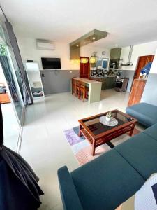 uma sala de estar com um sofá e uma mesa em Diez Dregger Fully Furnished Apartments em Valencia