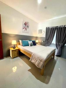 a bedroom with a large bed and a window at Diez Dregger Fully Furnished Apartments in Valencia