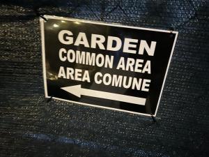 Un cartel que dice "Comité del Área Común del Jardín" en Murari Brà 20 en Verona
