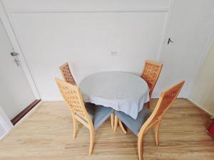 einen Tisch und Stühle in einem Zimmer mit einem Tisch und einem Chairsktop in der Unterkunft Kaban Power 6 in Doonside