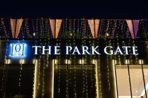 MohaliTHE PARK GATE的夜间读公园大门的标志
