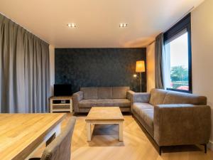 - un salon avec un canapé et une table dans l'établissement Cozy holiday home in South Holland in a wonderful environment, à Zevenhuizen