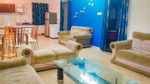 sala de estar con sofás y mesa de cristal en Melba Homestay at Kodaigate, en Kodaikanal