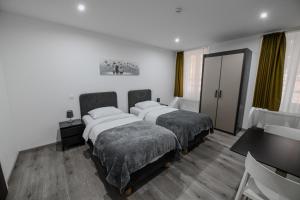 Postel nebo postele na pokoji v ubytování Hotel de France