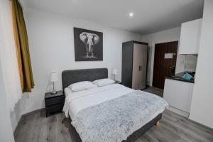Postel nebo postele na pokoji v ubytování Hotel de France