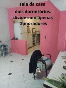 una persona sentada en una silla en una habitación en Casa local nobre en Porto Alegre