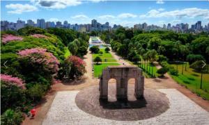 an aerial view of a park with a city in the background at Casa local nobre in Porto Alegre
