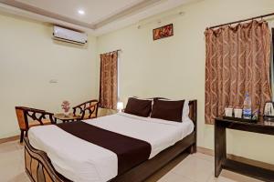 - une chambre avec un lit et une fenêtre dans l'établissement OYO Ritesh Grand, à Hyderabad