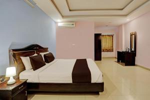 - une chambre avec un grand lit, une table de chevet et une sidx sidx dans l'établissement OYO Ritesh Grand, à Hyderabad
