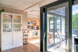 uma cozinha com uma porta de vidro deslizante que leva a uma sala de jantar em Sunside Winterberg em Winterberg