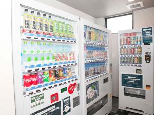 Hotel Route Inn Fukushima Nishi Inter في فوكوشيما: ماكينتين للمشروبات الغازية في متجر مع المشروبات