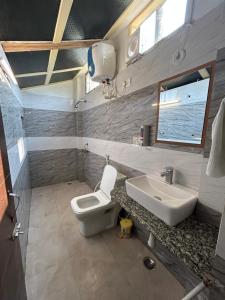 uma casa de banho com um WC e um lavatório em Max Guest House em Agra