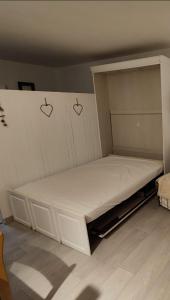 - un lit avec deux cœurs dans une chambre dans l'établissement Residence bois d'aurouze pied des pistes, à Saint-Étienne-en-Dévoluy