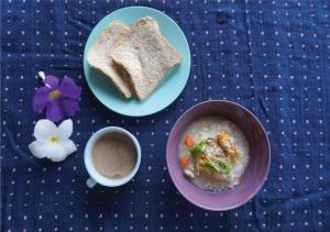un plato de comida con un tazón de sopa y tostadas en ภูทรายแก้วรีสอร์ทวังน้ำเขียว, en Wang Nam Khiao