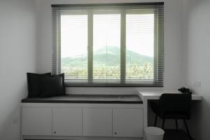 a window seat in a room with a desk and a chair at Langkawi Homestay at Simfoni Beliza Apartment by Chien in Kuah