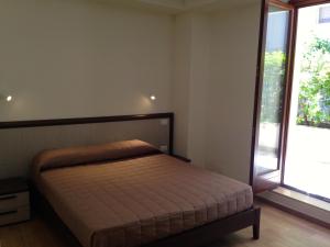 A bed or beds in a room at Tempo Di Sole con Serv Spiaggia