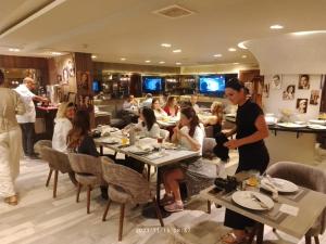 un grupo de personas sentadas en mesas en un restaurante en Atlas International Hotels en El Cairo