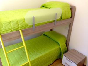 A bed or beds in a room at Tempo Di Sole con Serv Spiaggia