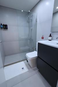 uma casa de banho com um WC, um chuveiro e um lavatório. em THE GEM BOUTIQUE HOTEL em Beirute