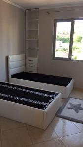 Private Apartament in Peshkopi, Albania في Peshkopi: غرفة نوم بسرير كبير مع نافذة