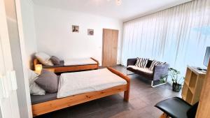 una sala de estar con una cama y un sofá en Ferienwohnung-Muehlenbach, en Harburg
