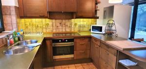 una cocina con fregadero y estufa en Ferienwohnung-Muehlenbach, en Harburg 12 fotos más