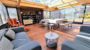 Una sala de estar con un sofá azul y una mesa. en Ferienwohnung-Muehlenbach, en Harburg
