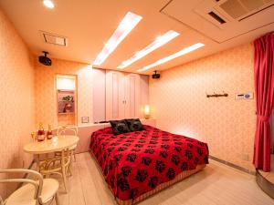 Postel nebo postele na pokoji v ubytování Roselips Tsuruhashi ローズリップス鶴橋adult only