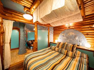 大阪市にあるRoselips Tsuruhashi ローズリップス鶴橋の木製の壁のベッドルーム1室(ベッド1台付)
