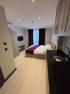 ein Schlafzimmer mit einem Bett und einem Waschbecken in einem Zimmer in der Unterkunft Eyüp Sultan Hotel in Istanbul