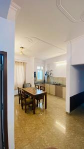 Η κουζίνα ή μικρή κουζίνα στο Orchid Apartments