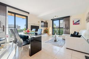 a living room with a table and a couch at Lujoso Chalet Golf Panoramica in San Jorge