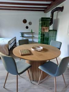 una mesa de madera con 2 sillas y una mesa en la Parenthèse Kaysersberg, en Kaysersberg