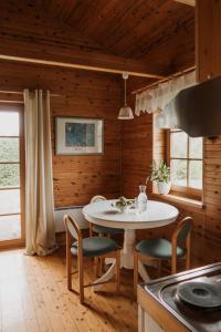 kuchnia ze stołem i krzesłami w pokoju w obiekcie Tranquility with Luxury w mieście Maardu