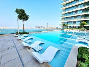 Bazén v ubytování Primestay - Beach Vista 1 1BR in Dubai Harbour nebo v jeho okolí