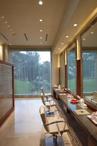 een grote eetkamer met een lange tafel en stoelen bij ITC Gardenia, a Luxury Collection Hotel, Bengaluru in Bangalore