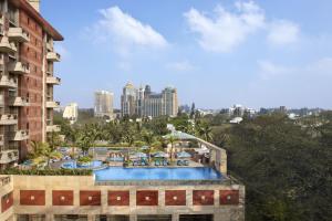 - une vue sur une piscine avec une ville en arrière-plan dans l'établissement ITC Gardenia, a Luxury Collection Hotel, Bengaluru, à Bangalore