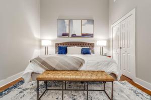 ein Schlafzimmer mit einem großen Bett mit blauen Kissen in der Unterkunft Unique Lower Garden District Condo W Balcony! in New Orleans