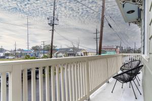 - deux chaises assises sur un balcon avec vue sur la ville dans l'établissement Sophisticated On Salcedo, à La Nouvelle-Orléans