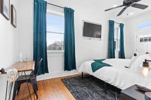 - une chambre avec un lit, un bureau et une fenêtre dans l'établissement Sophisticated On Salcedo, à La Nouvelle-Orléans