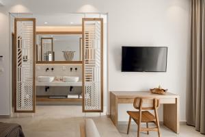TV a/nebo společenská místnost v ubytování Sundunes Hotel Naxos