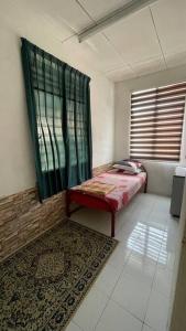 una camera con un piccolo letto e una finestra di Homestay D'Putra Bertam a Kepala Batas