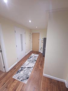 una sala de estar vacía con una alfombra en el suelo en Ravishing Riverside 2-Bed Rental in Canary Wharf en Londres