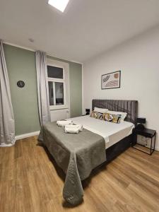 una camera da letto con un letto con due asciugamani sopra di Cityline Suite 10 min to Center a Vienna