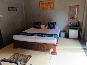 Tempat tidur dalam kamar di Negombo Boutique Villa